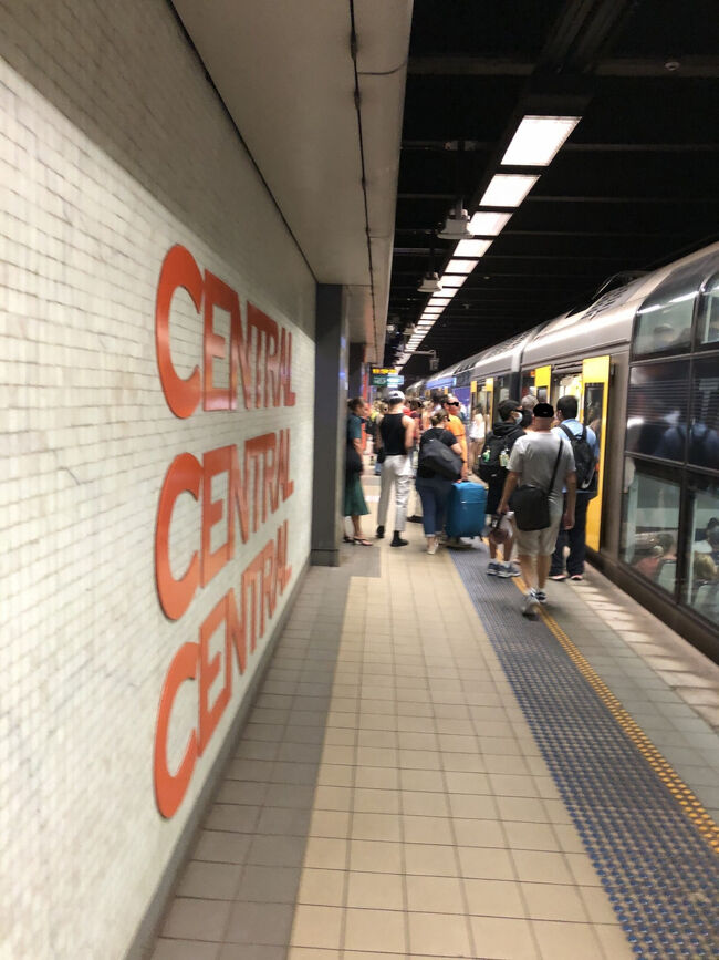 地下の24&amp;25番ホームはT4路線(ボンダイジャンクションライン)が使っています。<br /><br />電車で今日は向かいます。<br /><br />