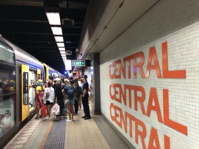 バスでもcityから行けますが今日はマルデッグラパレードの日で市内は交通規制が掛かっています。<br /><br />特にcityからボンダイジャンクションを道ってボンダイビーチヘ向かうオックスフォード ストリートはパレードの準備で通行止めです。