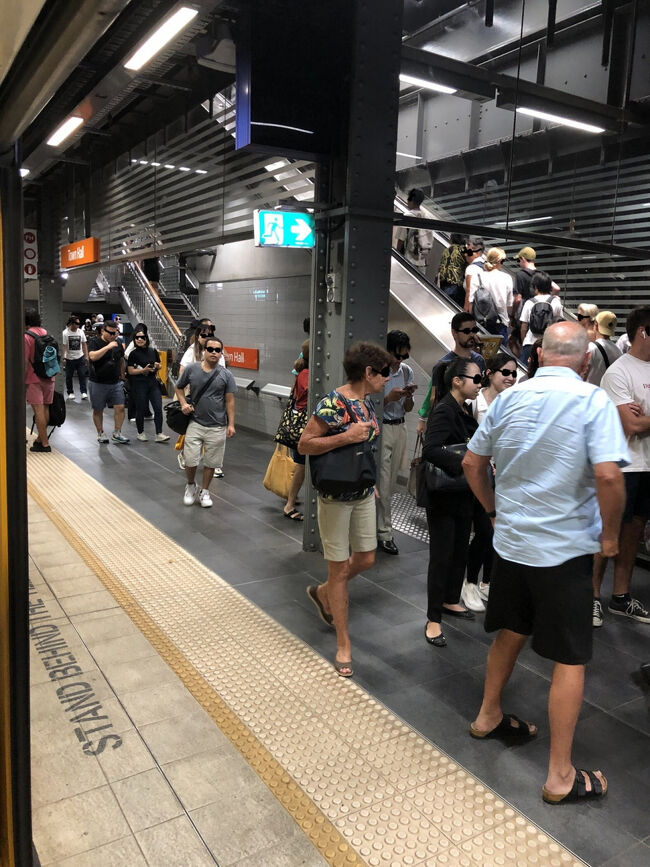 セントラルの次の駅はシドニーのcityの中心に位置するタウンホール駅です。<br /><br />シドニー・セントラル駅よりも市街地の繁華街の真ん中に有ります。その名前の道りシドニー市役所の真下に位置する重層構造の地下駅です。<br /><br />シドニーcityの地下をぐるっと周る市内線&amp;近郊線全てが乗り入れます。<br /><br />6つのホームが有って多くの路線が同じデザインの電車で乗り入れてくるので正直分かり難いのですが電光掲示板でよく確認して目的地へ向かう電車に乗って下さい。