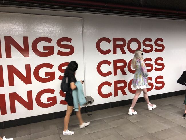 幾つかの地下駅を過ぎてキングスクロス駅到着です。此処はシドニーのバックパッカーや旅行者が集まるキングスクロス地区に有る随分深い地下の島式1面2線の駅です。<br /><br />T4路線(ボンダイジャンクションライン)だけが通っています。<br /><br />改札も1つしかないので分かり易いです。<br /><br />地上へ出るメインの入口はキングスクロスのメインストリート・ダ―リングハウスロードに成っていて賑やかです。<br /><br />此方はボンダイジャンクション方面ホーム。