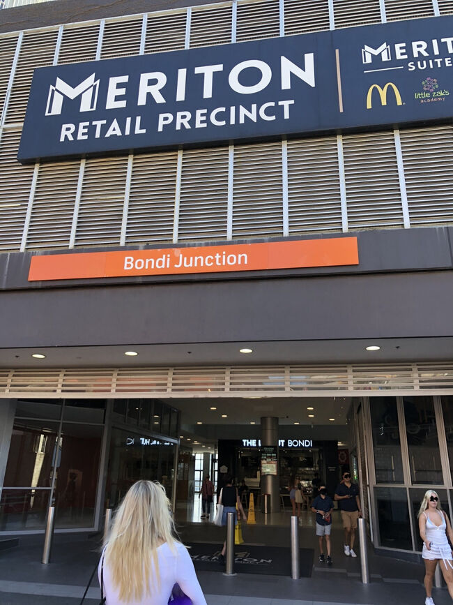 地下駅になっていて駅の真上はバスターミナルになっています。このバスターミナルを介して2階からオックスフォードストリートモールと直接繋がっています。<br /><br />このボンダイジャンクションにはウェストフィールドの巨大ショッピングモールがバスターミナルの直ぐ横に有るのですがどうしてなのか駅の有る地下やバスターミナルの2階から回廊等で直接繋げないのかが疑問です。<br /><br />バスの進入口の一般道路を横断出来ないようにする大きな柵を歩道に設けるぐらいならね～<br /><br />連絡通路が有ればこの3つの施設の旅客動線が大幅に向上するのにと思います。