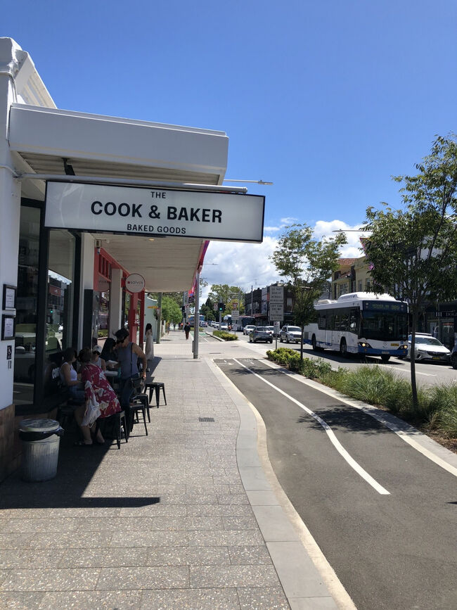 友人と再会しボンダイジャンクションのオックスフォード ストリートに面している地元で人気の小さなcafeに連れて来て貰いました。<br /><br />道りに面して店舗前にはテーブルや椅子も有りこちらでも休憩出来ます。　<br /><br />客の回転が速く活気が有ります。<br /><br />また各種サンドイッチやケーキも販売していて歩き疲れた際の小休憩にはもってこいです。
