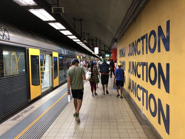 はい一旦夜に備えてcityに戻ります。でボンダイジャンクション駅にやって来ました。<br /><br />T4路線(ボンダイジャンクションライン)の終点の駅で1面2線の地下駅に成っていて駅舎の真上に市バスターミナルが有ります。<br /><br />ボンダイジャンクションは日本人も多く住んでる街で駅の真横には巨大なウエストフィールドのショッピングモールが有ります。<br /><br />有名なボンダイビーチへはこの駅でバスに乗り換えるのですが夏場のシーズンはバスターミナルには溢れんばかりの人でバスもここでは降車乗客だけを取り扱かってます。cityからやって来たボンダイビーチ行きバスにはもう此処で満員で乗車出来ません。<br /><br />地元の人はオーバーツーリズムを敬遠してこの区間のボンダイジャンクション⇔ボンダイビーチ間の都市鉄道の延伸を全力で反対して現在に至ります。<br /><br />ボンダイジャンクションでは無くボンダイビーチが目的の人はcityからボンダイビーチへ行くバスに直接乗った方が良いです。