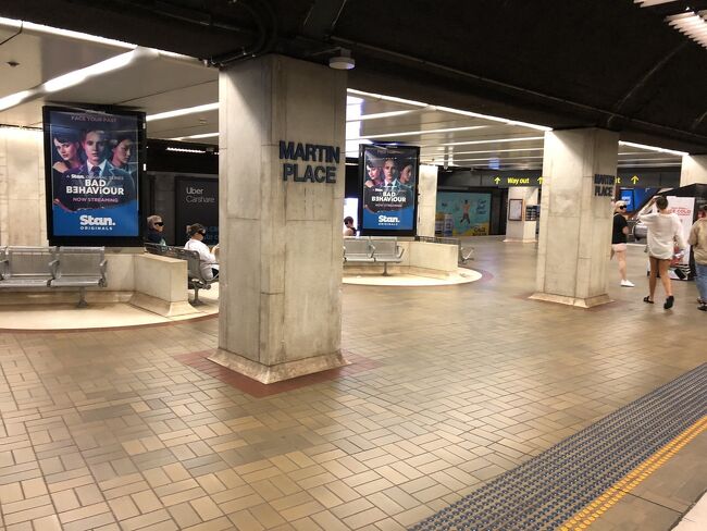 次の駅はマーティン プレイス駅。
