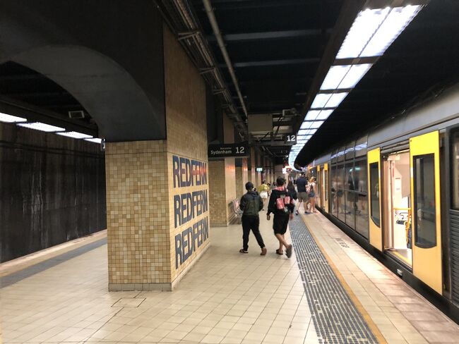 そのままタウンホール⇒セントラルと乗り続けて､､､､､はい下車です。<br /><br />T4路線(ボンダイジャンクションライン)のレッドファン駅だけは地下ホームで他の路線は地上ホームです。