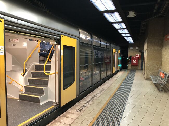 ボンダイジャンクション駅から到着したのでレッドファン駅地下ホーム着になります。<br /><br />此処まで各駅を見て来て気が付きました？　<br /><br />T4路線のボンダイジャンクションラインは地下区間の駅はほぼ全て同じデザインの駅なんです。