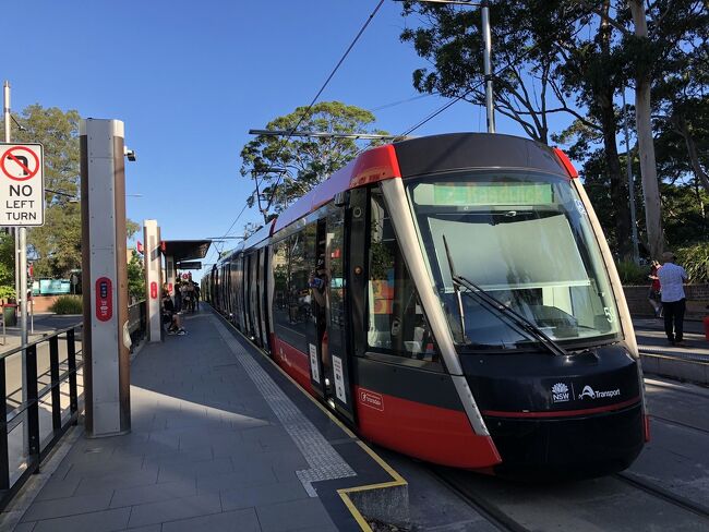 シドニー・セントラル駅を起点に順次延伸工事をしていたライトレールですが遂に市内南東部のランドウィック方面も完成です。<br /><br />サリーヒルズ地区はデボンシャー ストリートを走っています。<br /><br />シドニーで人気のサリーヒルズエリアも新しく電停(駅)が出来で時間が読める移動が可能になりました。