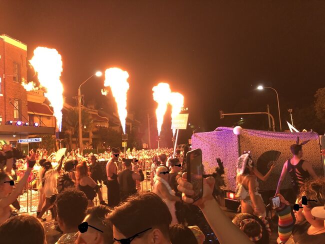 一番派手なパレードだけが注目されがちですがマルデッグラ期間中はLGBTQIA+その他～を理解する為の啓蒙活動や様々な企画や展示会が市内各所で行われます。此方のイベントの方が正直素晴らしいです。<br /><br />そしてその最後を飾るのが3月の第1土曜日夜に行われるパレードです。今年はカレンダー上2月の最終週になってました。私もパレードは来週と思ってました。<br /><br />パレード当日は昼間からcityやオックスフォード ストリート周辺は交通規制が激しいのでそのつもりで・・・・