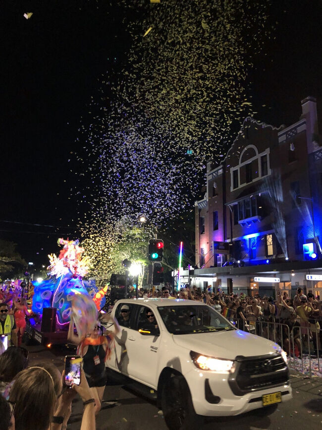 パレードも結構長く途中で｢もういいか？｣って話になって1時間程で会場を後にします。<br /><br />この様に今年もシドニーのお祭りの夜は更けていきます。<br /><br />でも思いがけず久々にマルディグラのパレード見れて良かったです。