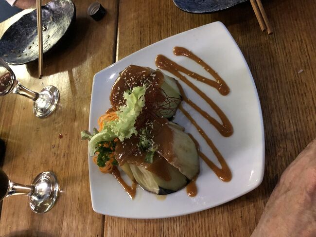 寿司と刺身盛り合わせ以外に茄子田楽もオーダーしてみました。<br /><br />オージー好みの濃い目の味付け茄子田楽はオーストラリア人向けにハッキリさせた濃い目の味付けで美味しかったです。