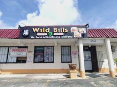 ランチはこちら。
Wild Billsへ。
ハンバーガーが美味しい店はどこかないかな？と探したらここがヒット。
あれ？なんかアジア料理のお店っぽいけど大丈夫？
こちらは廃墟じゃないんだけど、中が暗すぎて英協議してるのかどうかがわからない。
扉も中が見えないし、勇気を出して扉を押します！