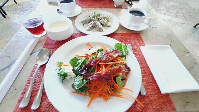 シンプルにサラダとヨーグルト。<br />と思ったけど、餃子が美味しそうで食べちゃった。<br />ウマ過ぎるー！