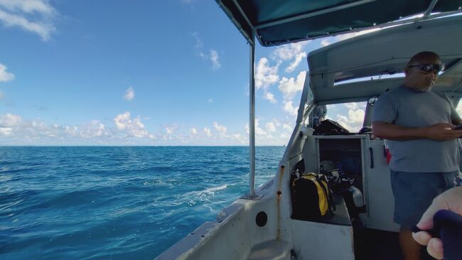 波も流れも無いけど、雨のせいで透明度が低くなってるみたい。<br />それでも当初の希望通りのポイントで良いかと前日に確認がありました。<br />日本人のショップは丁寧だー。