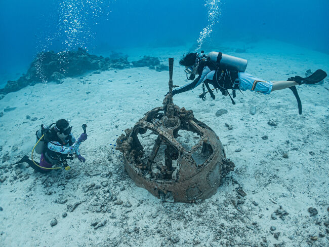 2本目は沈没輸送機、コードネームはエミリー。<br />河西飛行機の「二式飛行艇」です。<br />砲撃台と機銃部分が残っています。
