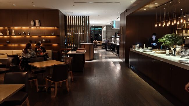 ディナーは、ホテル28階のモダンフレンチレストラン「コラージュ」です。