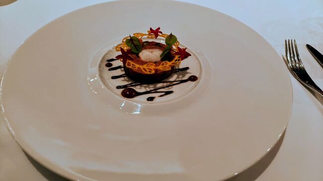 滋賀県産近江鴨とオマール海老のパテ／人参／25年熟成バルサミコです。