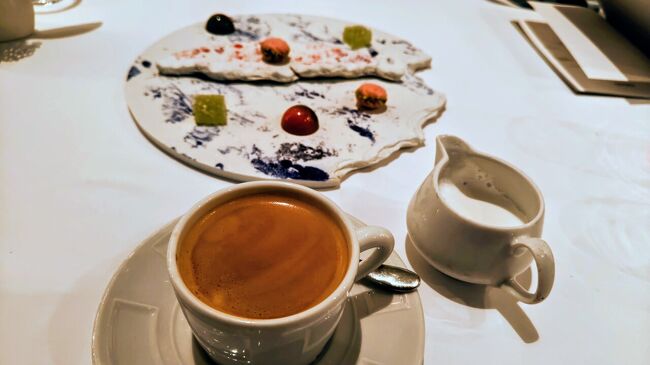 小菓子と珈琲です。<br /><br />「コラージュ」のディナーは、最初から最後までどの料理も大変美味しかったです。<br />部屋に戻る時、シェフ自ら見送りしてくれました。