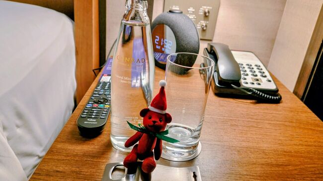 部屋に戻ったらターンダウンが済んでいました。<br />ベッドサイドテーブルにコンラッドベアか置かれてました。