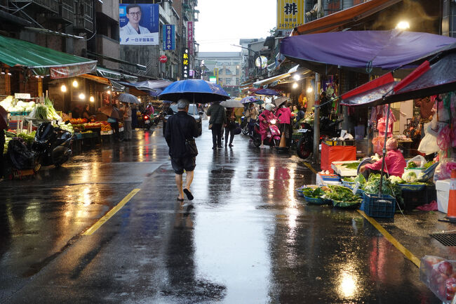 なんなら、宿の一階カフェで食事。なら、一歩も外出ず傘もささずですが…あ、煙草買いに行かなくちゃでした。やっぱり傘の出番。<br /><br />もう11:00くらいやけど、中正路はまだ朝市な感じね。