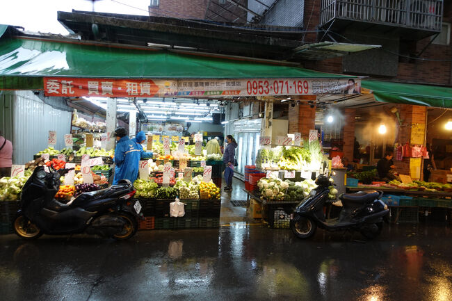 雨が降ったって、薄寒くたって、買出しは必要…