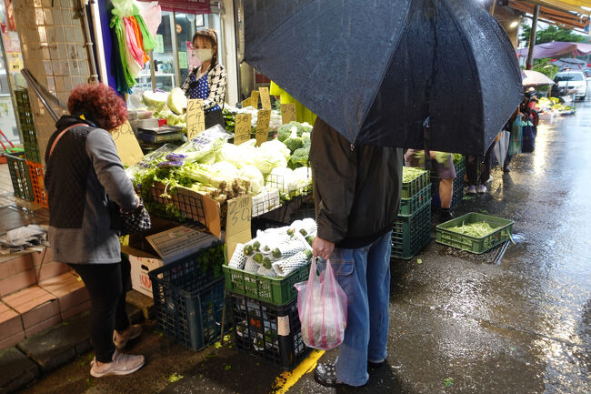 大人気の八百屋さん…って、客の傘から雫が商品に…