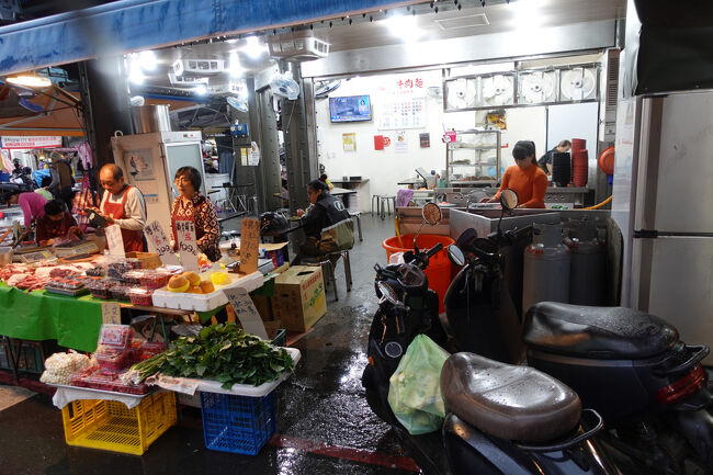 コンビニで煙草買って、向かいの牛肉麺屋さん…は、露店に埋もれとる。営業前の店先はどこも埋もれてますが、営業始まっとるのにね。