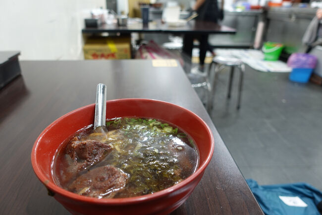 店先の厨房で1～2分。牛肉麺は早いよね。