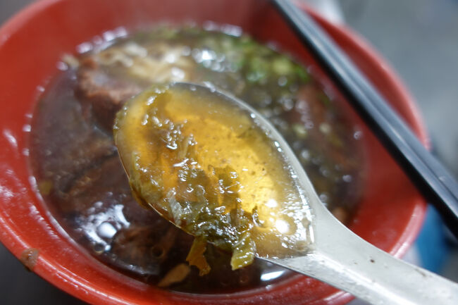 茶色いスープに…酸菜たっぷりですね。