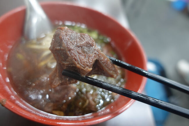 に、牛さんの塊がゴロゴロしてます。ホロっとした赤身と、ところどころコリっと筋ですかね。