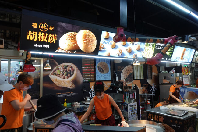 入ってすぐのお店がお目当て。時間的なもんか、今日は行列してへんね。