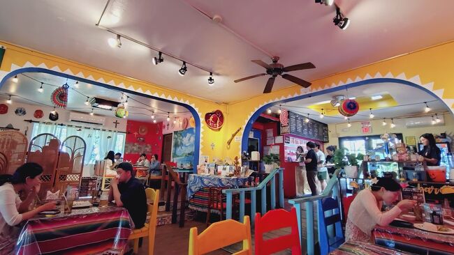 韓国系の方がやってるお店なのかな？<br />韓国人観光客で大賑わい。<br />店員さんも韓国系のようです。