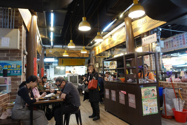 真ん中の席も、この時間は空いてるかな。