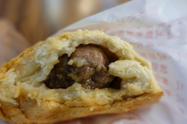 恐る恐る齧り付く。皮がかなりパリパリ、えぇ食感やけど…食べづらいかな。