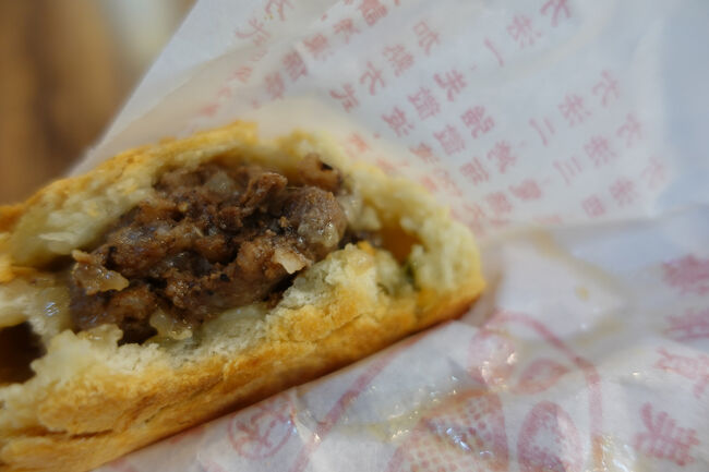 なので、慎重に頂かねば、肉汁が紙包から逃亡する…