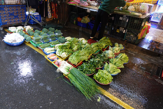 まだ露店やってはるけど…商品雨晒し。よく洗える？