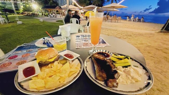 チーズバーガー($12)とBBQショートリブ($15)を注文。<br />付け合わせは何にするか聞かれたので何があるかと聞くとフレンチフライ、ポテトサラダ、キュウリ。<br />きゅうりっ！？<br />ピクルスか？と聞くと、そんな感じーと。<br />出てきたらピクルスではなく、確かにキュウリ。<br />何だろう、水キムチ的な漬物的な・・・<br />ハマりました。<br /><br />BBQリブもチーズバーガーもボリュームたっぷりで香ばしくて美味。<br />そして何よりホテルレストランとは思えないくらい安い！<br />コスパ最高です。