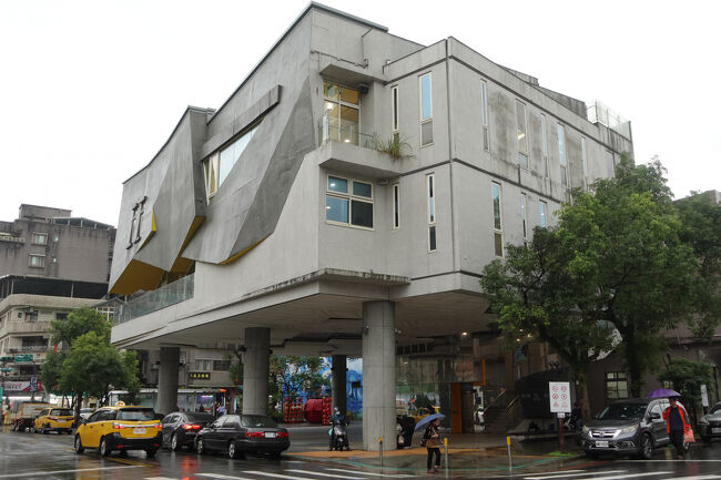 お宿に戻る。こんな建物の隣やけど…これ、図書館やったんね。一階部分が廣場になってて、朝晩は太極拳会場かな？音楽響いていたり。