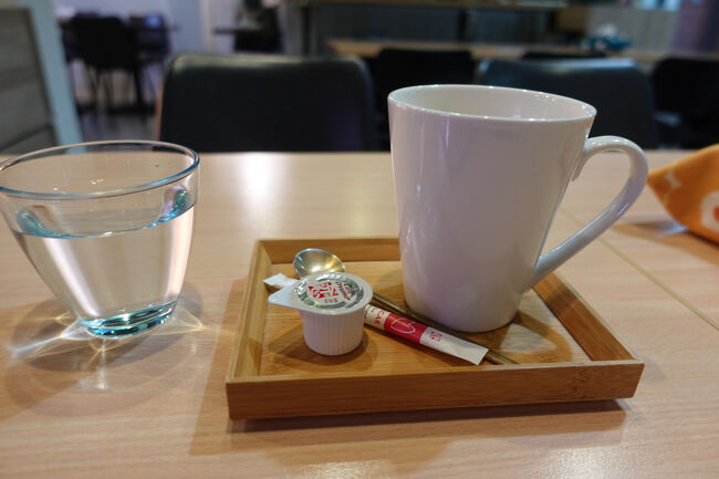 宿コーヒーいただきます。受付行っただけで、”Americano?Ice?”って…涼しい？んで、今日はHotお願いです。