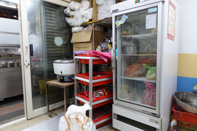 けっこスペース有るけど、物が多くて、内用の席は3テーブルしかおまへん。わたしが着席して、一応満卓に。