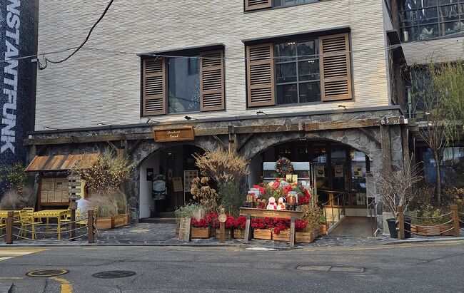 初リップアート。<br />娘は施術中に寝ていましたが、私はなかなか痛かったです。施術後もたらこ唇になりました。<br />娘は、まつ毛パーマもあるので、私は先に出発。<br />行きたかったスタンダードブレッドが近くにあるので、お土産のパンを買いに行きました。<br />こちらの店舗も可愛い。<br />無事パンをゲットし、娘と待ち合わせの高速ターミナルに向かいます。<br />GOTOMALLで、それぞれ服を買いました。<br />その後、ソウルに戻り、ソウル駅で、ホドカジャを買い、Arexに乗り、仁川空港に向かいます。