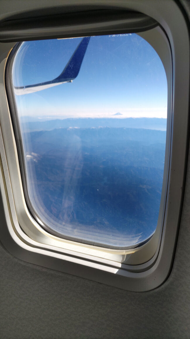 土曜日。<br /><br />新潟には行きは空路で伊丹から入った。<br /><br />途中雲の上に頭を出した富士山が綺麗に見えた。<br /><br />伊丹から新潟空港までは約1時間。<br /><br />意外と近い。