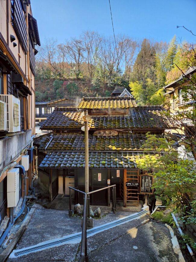 地蔵堂の前にある地蔵湯共同浴場、こちらは200円で開く自動扉になってる