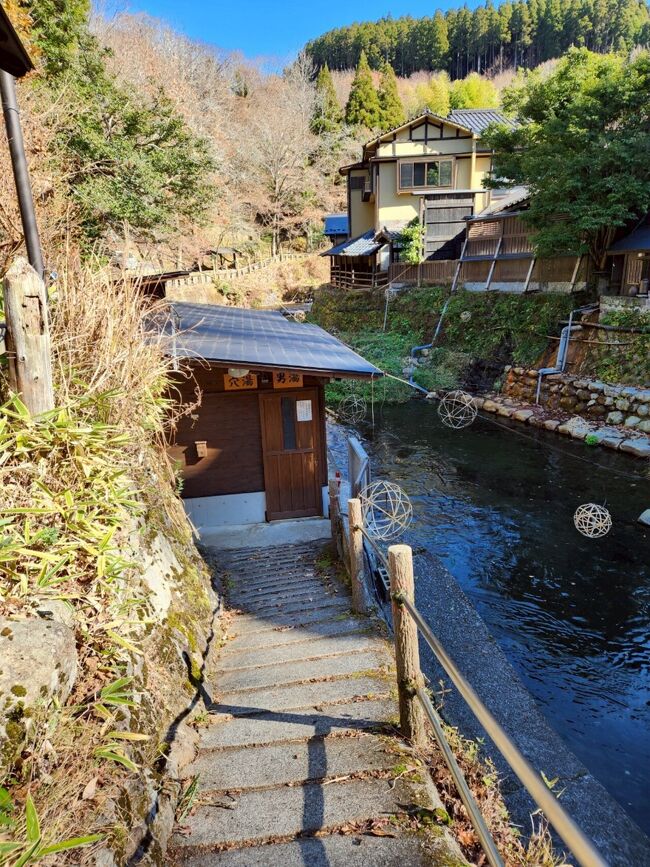 穴場共同浴場、入口に200円入金箱がある。女性は反対側