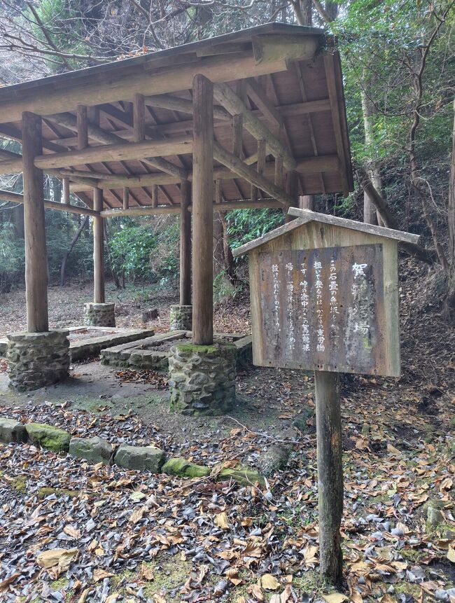 急坂なので籠を休めた所、当時の苦労が偲ばれる