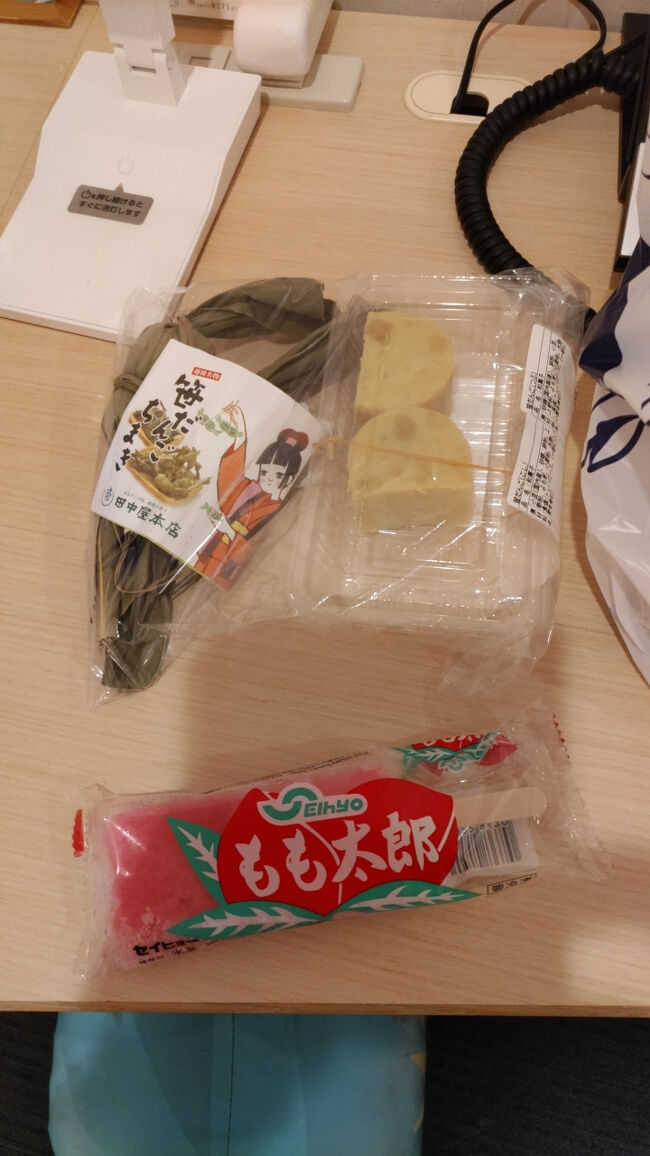 ホテルに戻っておやつを。<br /><br />昼、田中屋さんで買った笹だんご。<br /><br />コンビニでもも太郎アイスも売っていたので、買ってみた。