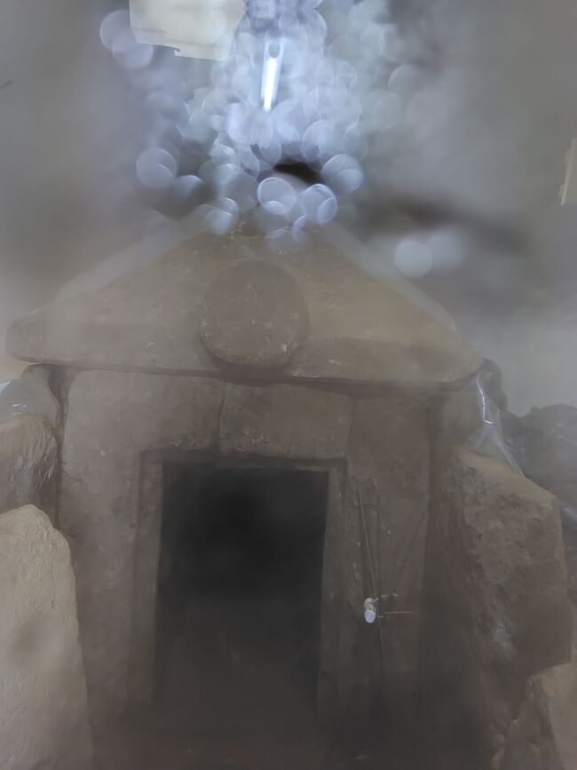 ガラスで保護されているけど実物の石棺だ