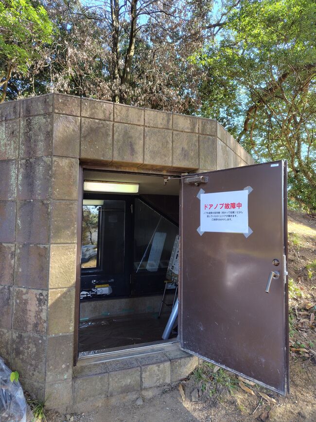 石室の入口を開けると中に家形の石棺があった