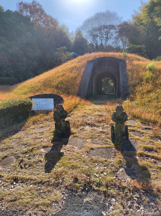 古墳を守るユーモラスな石像くんたち