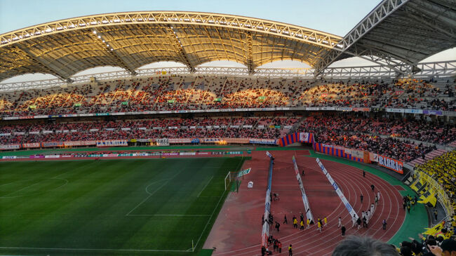 食後はスタジアムまでのシャトルバス乗り場へ。<br /><br />新潟はホーム最終戦。柏は優勝がかかっているということで、<br />レイソルサポはかなりみかけた。<br /><br />少し並んでバスに乗車。試合開始の90前くらいには着くことができた。<br /><br />カラスに注意と案内されていたが、本当に席を外していた人のカバンをあさっていた。<br /><br />そして、試合は見事3-１で勝利！その後優勝にはつながらなかったが、満足満足。<br /><br /><br /><br />