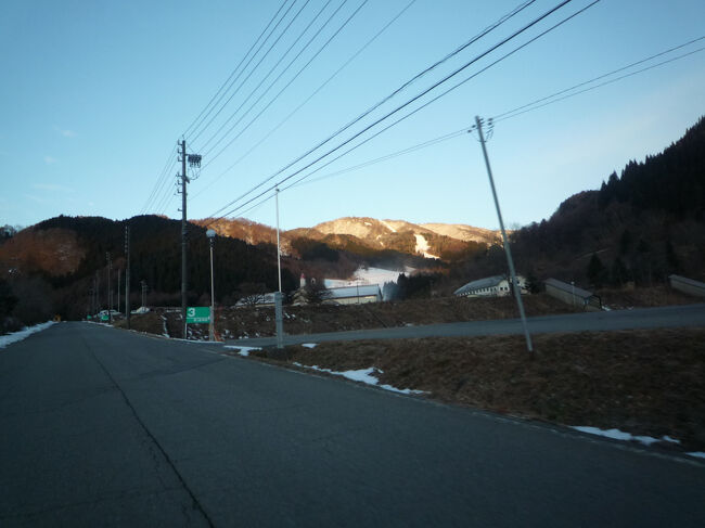 ゲレンデには雪はあるのですが、駐車場やそこに続く道には全く雪はなし。<br />道路も濡れていないので、朝でも凍る心配はほぼ無し。
